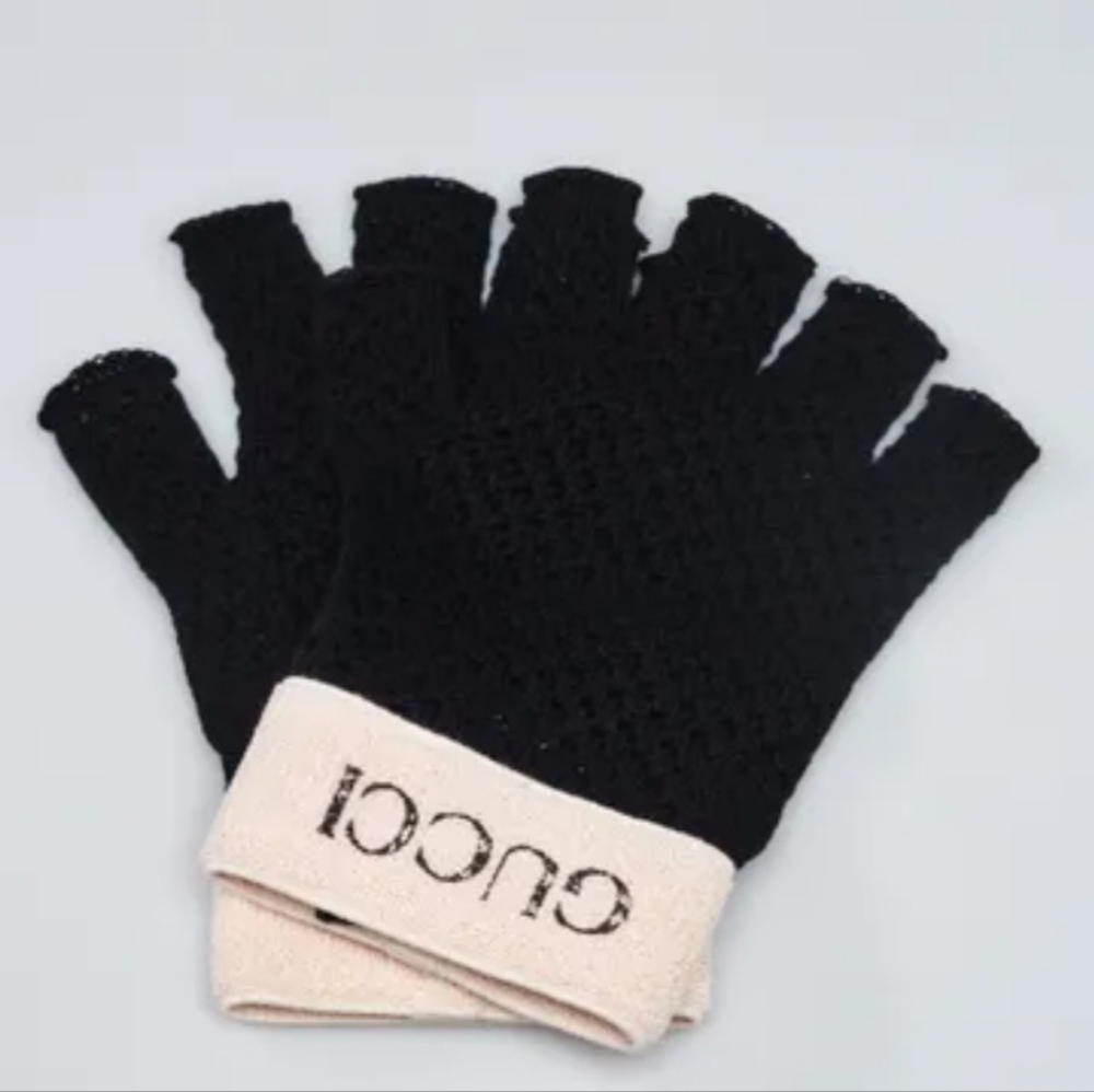 Gucci Black Knit Cotton Logo Fingerless Gloves. Brand New w/Tags. Originally $